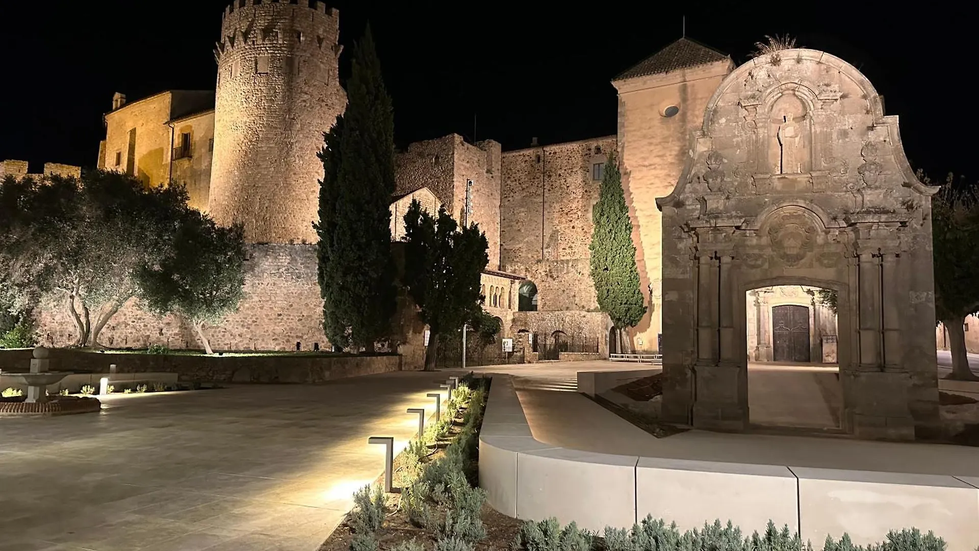 Notaria-Apartamento Y Estudio En Casco Antiguo, Al Lado De Playa, Rambla Y Monasterio, Con Acceso A Terraza Ajardinada サン・フェリウ・ダ・ギショルス 0*,